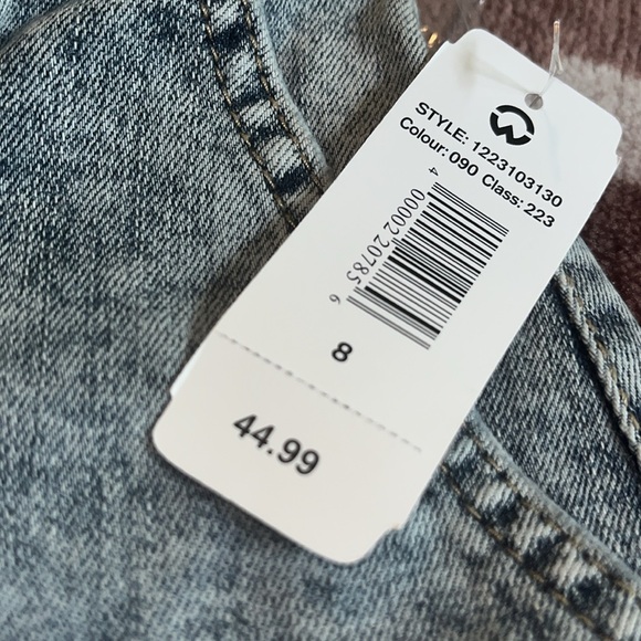 Women's High Rise Elastic Waist Utility Jean Shortie: Size “8” (NWT) LIGHT WASH - Picture 4 of 6